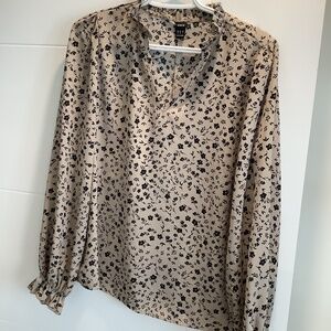 Dress top with ruffle cuffs